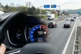 Avrupa Otoyollarında Hız Sınırının 100 Kilometreye Düşürülmesi Önerisi Tartışmalara Yol Açtı